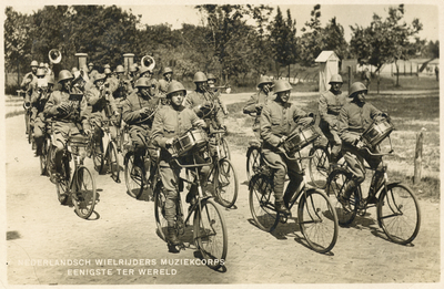 606685 Afbeelding van het Nederlandsch Wielrijders Muziekcorps (Regiment Wielrijders) op een onbekende lokatie.